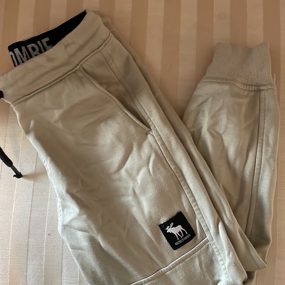 Abercrombie kids joggers in cream - Picture 5 of 5